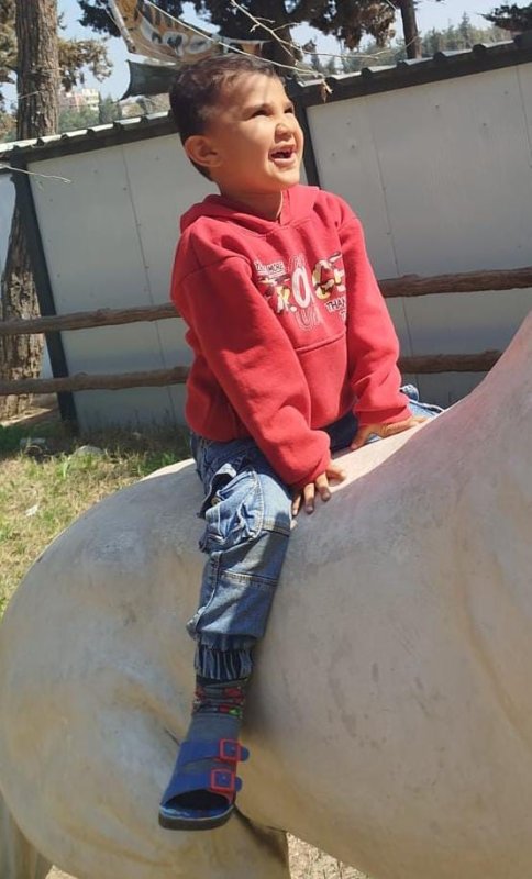 Hatay’da su dolu temelin içindeki toplarını almak isterken düşüp ölen 2 kardeş yan yana defnedildi
