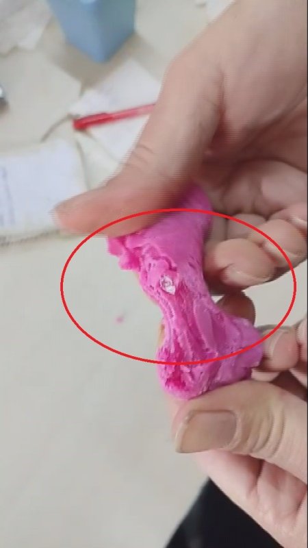 Çocukların hevesle oynadığı oyun hamurundan cam parçacıkları çıktı