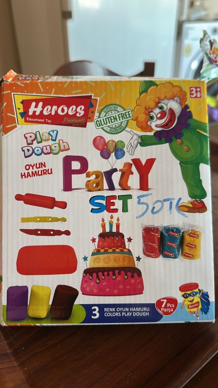 Çocukların hevesle oynadığı oyun hamurundan cam parçacıkları çıktı