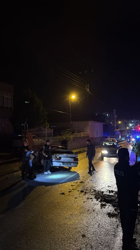 Erzin’de bahçe duvarına çarpan otomobilin sürücüsü yaralandı