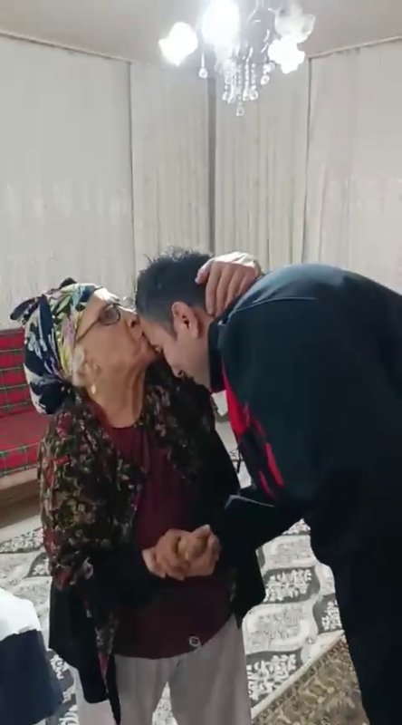 Benim size borcum ne' sorusuna 'sen bize dua et yeter' yanıtını alınca itfaiyeciyi alnından öptü