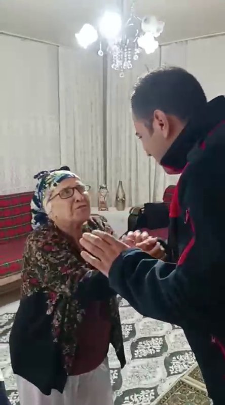 Benim size borcum ne' sorusuna 'sen bize dua et yeter' yanıtını alınca itfaiyeciyi alnından öptü