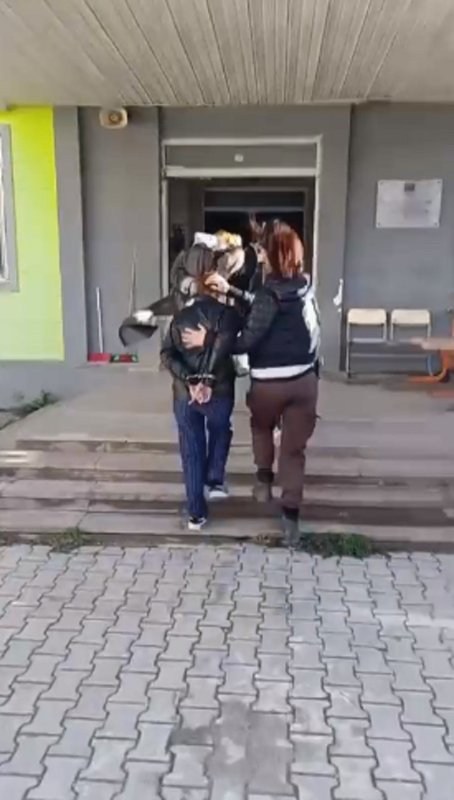 Evlerden 2 milyon 300 bin TL'lik altın çalan 2 kadın tutuklandı (Fotoğraflı) Necati İvgin HATAY (İHA) - Hatay'da iki ayrı evden toplam 2 milyon 300 bin TL değerinde altın çalınması olayla ilgili yakalanan şüpheli iki kadın tutuklandı. Kadınların altınları bozdurarak harcadıklarını söyledikleri öğrenildi. Hatay Emniyet Müdürlüğü ekipleri, Akdeniz Mahallesi'nde meydana gelen iki ayrı ikametten hırsızlık olayını aydınlattı. Polis ekipleri; 3 Şubat ve 10 Şubat 2026 tarihinde iki evden yaklaşık 2 milyon 300 bin TL değerinde altın hırsızlık olayı ile ilgili başlatılan soruşturma kapsamında kimlikleri tespit edilen E.T. ve A.K. isimli şüpheliler düzenlenen operasyonla gözaltına alındı. Emniyetteki işlemlerinin ardından adliyeye sevk edilen iki kadın, çıkarıldıkları mahkemece tutuklanarak ceza evine gönderildi. Kadınların altınları bozdurdukları ve paralarını harcadıklarını söyledikleri öğrenildi.