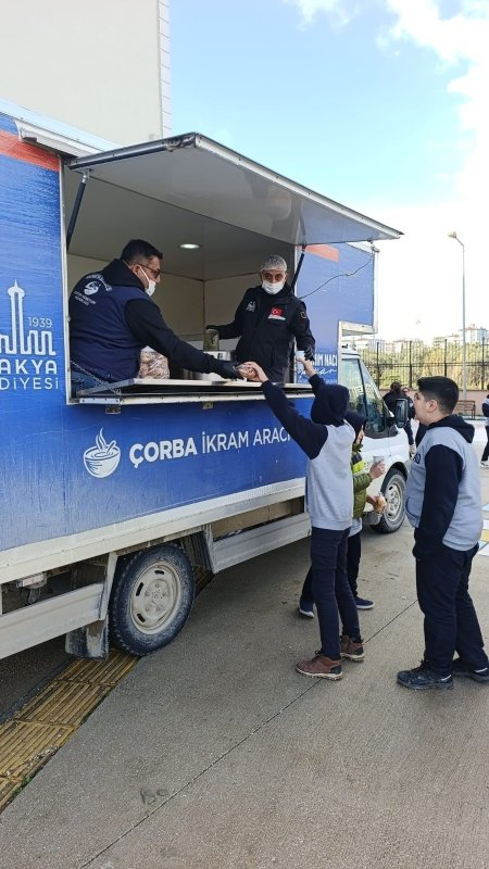 Antakya Belediyesi’nden soğuk kış gününde öğrencilere çorba ikramı
