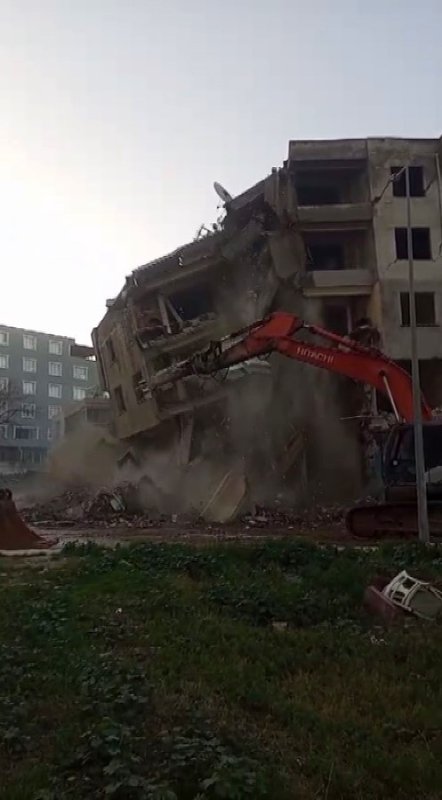 Hatay'da hasarlı 5 katlı bina iş makinesinin darbesiyle yerle bir oldu