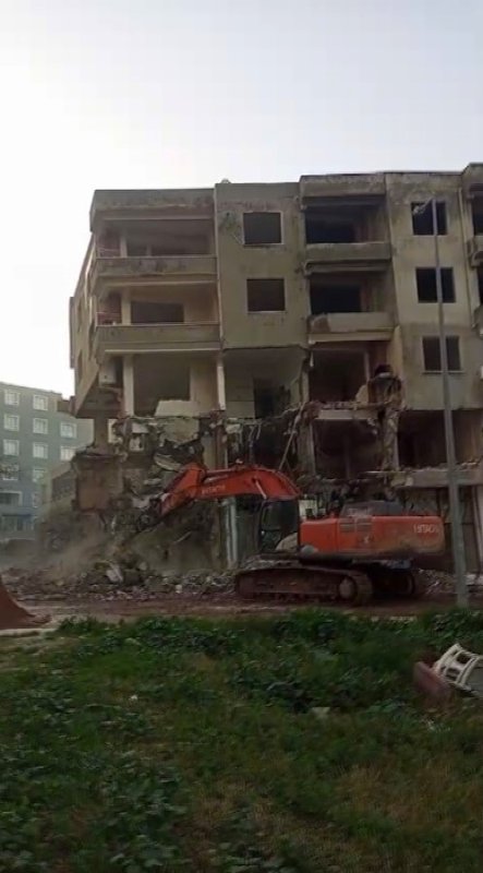 Hatay'da hasarlı 5 katlı bina iş makinesinin darbesiyle yerle bir oldu