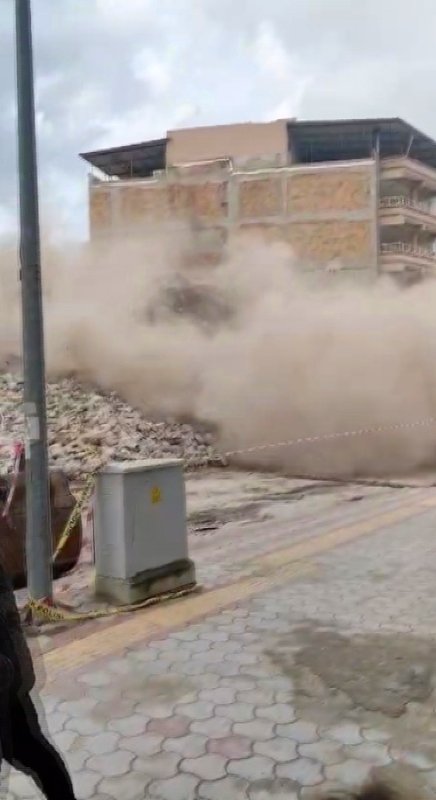Hatay'da hasarlı 5 katlı bina iş makinesinin darbesiyle yerle bir oldu