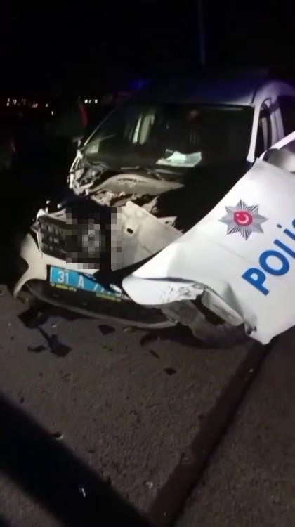 Alkollü sürücü polis aracına çarptı: 2 polis yaralı