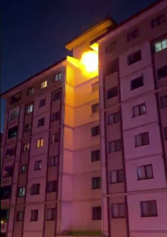 Yangında evdeki tüp patladı: Binada mahsur kalan 13 kişiyi itfaiye ekipleri kurtardı - İtfaiye araçlarına engel olan park halindeki araçları vatandaşlar iterek çözüm buldular (Fotoğraflı) Ferit Savaş HATAY (İHA) - Hatay'da yangın çıkan dairedeki tüp patladı. Korkulu anlar yaşanan yangında apartmanda mahsur kalan 13 kişiyi itfaiye ekipleri kurtarırken, binanın önünde park halindeki araçları vatandaşlar iterek itfaiye araçlarının müdahalesine yardımcı oldu. Yangın, İskenderun ilçesi Cebike Mahallesi'nde yaşandı. Mahallede bulunan 8 katlı apartmanın en üst katındaki dairede yangın çıktı. Alevlere teslim olan evde yaşanan tüp patlaması kameraya yansırken, ihbar üzerine olay yerine itfaiye, sağlık ve polis ekipleri sevk edildi. İtfaiye ekipleri merdivenli itfaiye aracı ile binada mahsur kalan 13 kişiyi tahliye etti. Fenalaşan vatandaşlara sağlık ekipleri olay yerinde müdahale etti. İtfaiye aracının müdahalesine engel olan bina önünde park halindeki araçlar ise vatandaşlar tarafından itilerek kaldırıldı. Yangında yaşanan korku dolu anlar kameraya yansırken, daire kullanılamaz hale geldi.