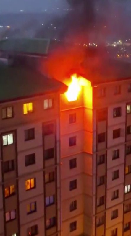 Yangında evdeki tüp patladı: Binada mahsur kalan 13 kişiyi itfaiye ekipleri kurtardı - İtfaiye araçlarına engel olan park halindeki araçları vatandaşlar iterek çözüm buldular (Fotoğraflı) Ferit Savaş HATAY (İHA) - Hatay'da yangın çıkan dairedeki tüp patladı. Korkulu anlar yaşanan yangında apartmanda mahsur kalan 13 kişiyi itfaiye ekipleri kurtarırken, binanın önünde park halindeki araçları vatandaşlar iterek itfaiye araçlarının müdahalesine yardımcı oldu. Yangın, İskenderun ilçesi Cebike Mahallesi'nde yaşandı. Mahallede bulunan 8 katlı apartmanın en üst katındaki dairede yangın çıktı. Alevlere teslim olan evde yaşanan tüp patlaması kameraya yansırken, ihbar üzerine olay yerine itfaiye, sağlık ve polis ekipleri sevk edildi. İtfaiye ekipleri merdivenli itfaiye aracı ile binada mahsur kalan 13 kişiyi tahliye etti. Fenalaşan vatandaşlara sağlık ekipleri olay yerinde müdahale etti. İtfaiye aracının müdahalesine engel olan bina önünde park halindeki araçlar ise vatandaşlar tarafından itilerek kaldırıldı. Yangında yaşanan korku dolu anlar kameraya yansırken, daire kullanılamaz hale geldi.