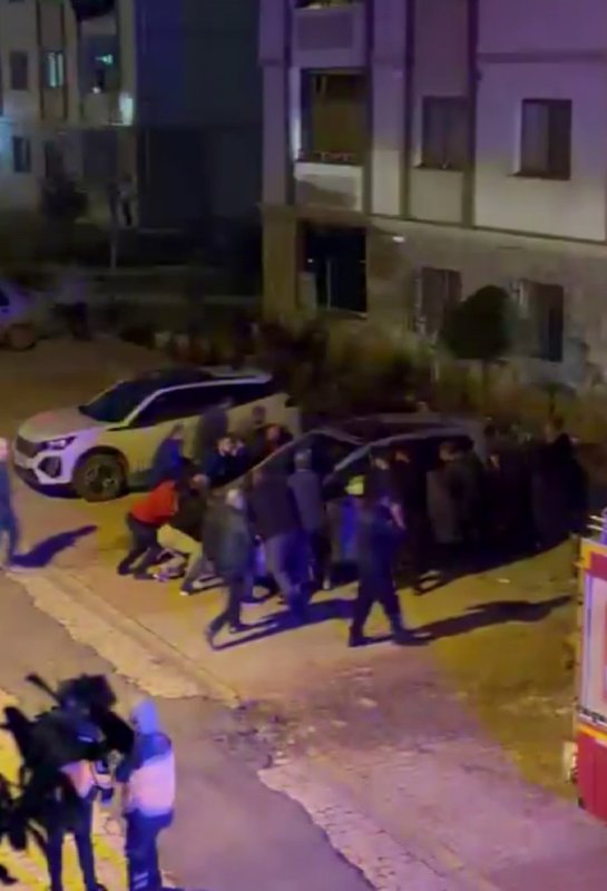 Yangında evdeki tüp patladı: Binada mahsur kalan 13 kişiyi itfaiye ekipleri kurtardı - İtfaiye araçlarına engel olan park halindeki araçları vatandaşlar iterek çözüm buldular (Fotoğraflı) Ferit Savaş HATAY (İHA) - Hatay'da yangın çıkan dairedeki tüp patladı. Korkulu anlar yaşanan yangında apartmanda mahsur kalan 13 kişiyi itfaiye ekipleri kurtarırken, binanın önünde park halindeki araçları vatandaşlar iterek itfaiye araçlarının müdahalesine yardımcı oldu. Yangın, İskenderun ilçesi Cebike Mahallesi'nde yaşandı. Mahallede bulunan 8 katlı apartmanın en üst katındaki dairede yangın çıktı. Alevlere teslim olan evde yaşanan tüp patlaması kameraya yansırken, ihbar üzerine olay yerine itfaiye, sağlık ve polis ekipleri sevk edildi. İtfaiye ekipleri merdivenli itfaiye aracı ile binada mahsur kalan 13 kişiyi tahliye etti. Fenalaşan vatandaşlara sağlık ekipleri olay yerinde müdahale etti. İtfaiye aracının müdahalesine engel olan bina önünde park halindeki araçlar ise vatandaşlar tarafından itilerek kaldırıldı. Yangında yaşanan korku dolu anlar kameraya yansırken, daire kullanılamaz hale geldi.