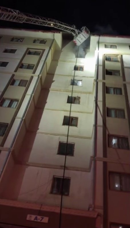 Yangında evdeki tüp patladı: Binada mahsur kalan 13 kişiyi itfaiye ekipleri kurtardı - İtfaiye araçlarına engel olan park halindeki araçları vatandaşlar iterek çözüm buldular (Fotoğraflı) Ferit Savaş HATAY (İHA) - Hatay'da yangın çıkan dairedeki tüp patladı. Korkulu anlar yaşanan yangında apartmanda mahsur kalan 13 kişiyi itfaiye ekipleri kurtarırken, binanın önünde park halindeki araçları vatandaşlar iterek itfaiye araçlarının müdahalesine yardımcı oldu. Yangın, İskenderun ilçesi Cebike Mahallesi'nde yaşandı. Mahallede bulunan 8 katlı apartmanın en üst katındaki dairede yangın çıktı. Alevlere teslim olan evde yaşanan tüp patlaması kameraya yansırken, ihbar üzerine olay yerine itfaiye, sağlık ve polis ekipleri sevk edildi. İtfaiye ekipleri merdivenli itfaiye aracı ile binada mahsur kalan 13 kişiyi tahliye etti. Fenalaşan vatandaşlara sağlık ekipleri olay yerinde müdahale etti. İtfaiye aracının müdahalesine engel olan bina önünde park halindeki araçlar ise vatandaşlar tarafından itilerek kaldırıldı. Yangında yaşanan korku dolu anlar kameraya yansırken, daire kullanılamaz hale geldi.