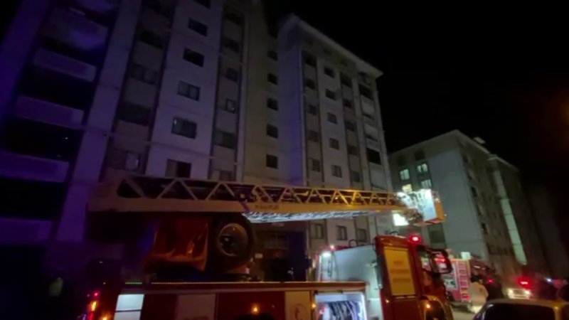 Yangında evdeki tüp patladı: Binada mahsur kalan 13 kişiyi itfaiye ekipleri kurtardı - İtfaiye araçlarına engel olan park halindeki araçları vatandaşlar iterek çözüm buldular (Fotoğraflı) Ferit Savaş HATAY (İHA) - Hatay'da yangın çıkan dairedeki tüp patladı. Korkulu anlar yaşanan yangında apartmanda mahsur kalan 13 kişiyi itfaiye ekipleri kurtarırken, binanın önünde park halindeki araçları vatandaşlar iterek itfaiye araçlarının müdahalesine yardımcı oldu. Yangın, İskenderun ilçesi Cebike Mahallesi'nde yaşandı. Mahallede bulunan 8 katlı apartmanın en üst katındaki dairede yangın çıktı. Alevlere teslim olan evde yaşanan tüp patlaması kameraya yansırken, ihbar üzerine olay yerine itfaiye, sağlık ve polis ekipleri sevk edildi. İtfaiye ekipleri merdivenli itfaiye aracı ile binada mahsur kalan 13 kişiyi tahliye etti. Fenalaşan vatandaşlara sağlık ekipleri olay yerinde müdahale etti. İtfaiye aracının müdahalesine engel olan bina önünde park halindeki araçlar ise vatandaşlar tarafından itilerek kaldırıldı. Yangında yaşanan korku dolu anlar kameraya yansırken, daire kullanılamaz hale geldi.