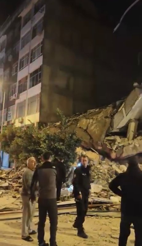 Hatay'da hasarlı bina yıkım esnasında çöktü