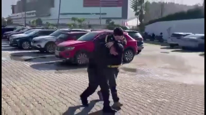 Mağazada ürünlerin alarmlarını tornavida ile sökerken yakalandı