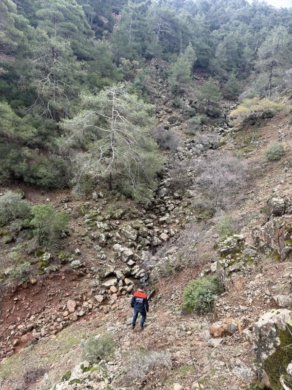 Hatay’da penceredeki sinekliği parçalayarak evden ayrılan psikolojik rahatsızlığı olan genç 5. günde aranıyor (Fotoğraflı) Ramazan İlın - Cemal Kılınç HATAY (İHA) - Hatay'da 5 gündür kayıp olan ve psikolojik rahatsızlıkları bulunan 27 yaşındaki Uğur Çalışkan'ı başlatılan arama faaliyeti AFAD ekipleri tarafından sürdürülüyor. Antakya ilçesi Serinyol Mahallesi'nde yaşayan 27 yaşındaki Uğur Çalışkan'a 3 yıl önce psikoloji rahatsızlığından dolayı bipolar bozukluğu tanısı konmuştu. Psikolojik rahatsızlığını atlatmak için ilaç kullanan Çalışkan, 5 gün önce sabah saatlerinde misafir olarak kaldığı dayısına ait evin penceresindeki sinekliği parçalayarak evden ayrılmış sırra kadem basmıştı. Aile tarafından yapılan kayıp başvurusu sonrası evden ayrılarak sırra kadem basan psikolojik rahatsızlığı olan genç Çalışkan’ı bulmak için AFAD liderliğinde arama çalışması başlatıldı. Ekiplerin sahadaki çalışmaları 5.gününde devam ediyor.