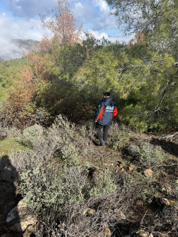 Hatay’da penceredeki sinekliği parçalayarak evden ayrılan psikolojik rahatsızlığı olan genç 5. günde aranıyor (Fotoğraflı) Ramazan İlın - Cemal Kılınç HATAY (İHA) - Hatay'da 5 gündür kayıp olan ve psikolojik rahatsızlıkları bulunan 27 yaşındaki Uğur Çalışkan'ı başlatılan arama faaliyeti AFAD ekipleri tarafından sürdürülüyor. Antakya ilçesi Serinyol Mahallesi'nde yaşayan 27 yaşındaki Uğur Çalışkan'a 3 yıl önce psikoloji rahatsızlığından dolayı bipolar bozukluğu tanısı konmuştu. Psikolojik rahatsızlığını atlatmak için ilaç kullanan Çalışkan, 5 gün önce sabah saatlerinde misafir olarak kaldığı dayısına ait evin penceresindeki sinekliği parçalayarak evden ayrılmış sırra kadem basmıştı. Aile tarafından yapılan kayıp başvurusu sonrası evden ayrılarak sırra kadem basan psikolojik rahatsızlığı olan genç Çalışkan’ı bulmak için AFAD liderliğinde arama çalışması başlatıldı. Ekiplerin sahadaki çalışmaları 5.gününde devam ediyor.