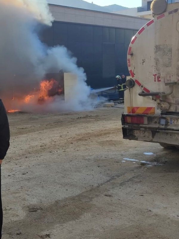 Jeneratör alevlere teslim oldu (Fotoğraflı) Cemal Kılınç HATAY (İHA) - Hatay'da alevlere teslim olarak yanan jeneratör kullanılmaz hale geldi. Yangın; Antakya ilçesi Atatürk Caddesi’nde bulunan şantiye alanında yaşandı. Şantiyede kullanılan jeneratör alevlere teslim oldu. İhbar üzerine bölgeye itfaiye ekibi sevk edildi. Yangın, itfaiye ekiplerinin hızlı müdahalesiyle büyümeden kısa sürede kontrol altına alındı. Soğutma çalışması tamamlanan jeneratör kullanılmaz hale geldi.