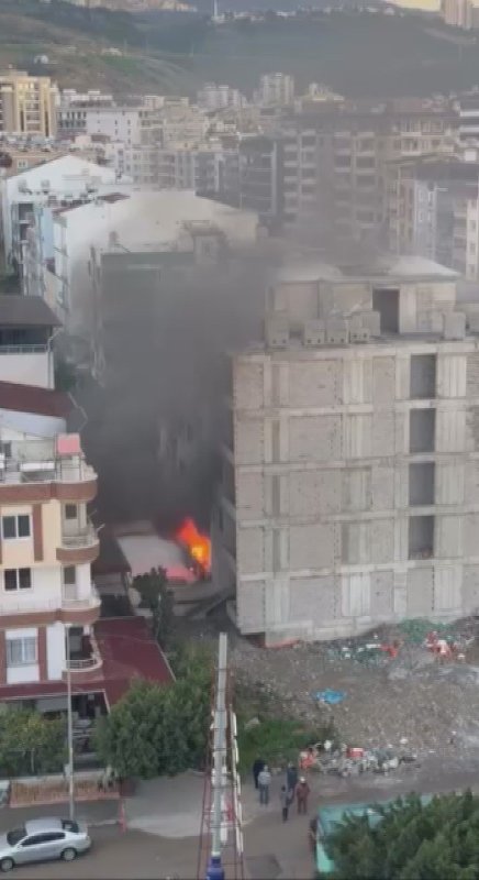 Hatay’da apartman dairesi ve metruk binada yangın