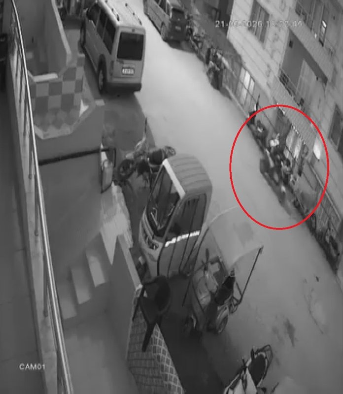 Elini kolunu sallayarak iftar saatinde motosiklet çalan şahıs kamerada