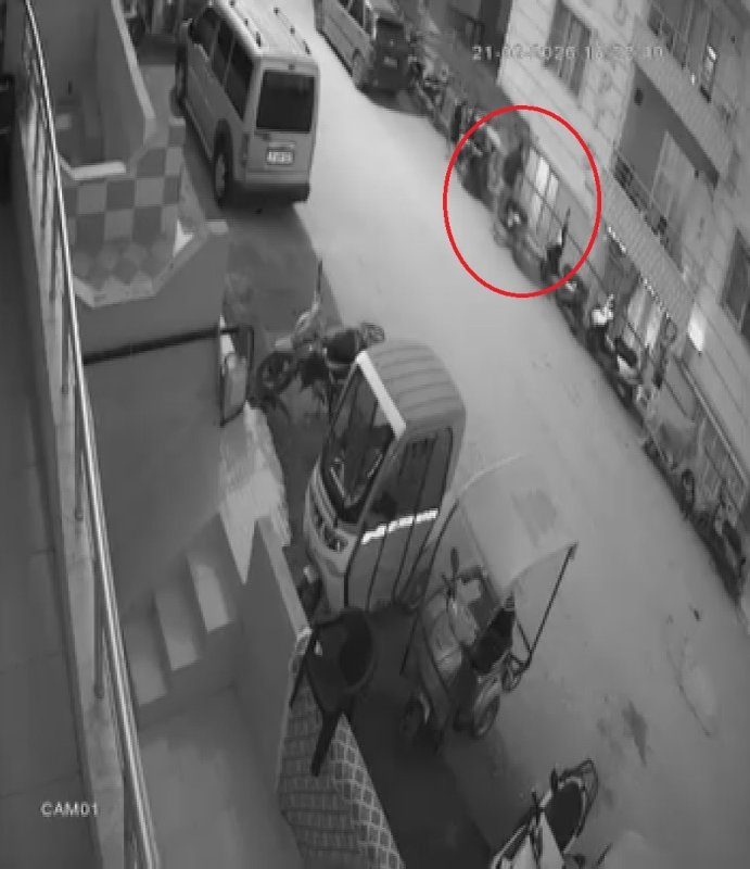 Elini kolunu sallayarak iftar saatinde motosiklet çalan şahıs kamerada