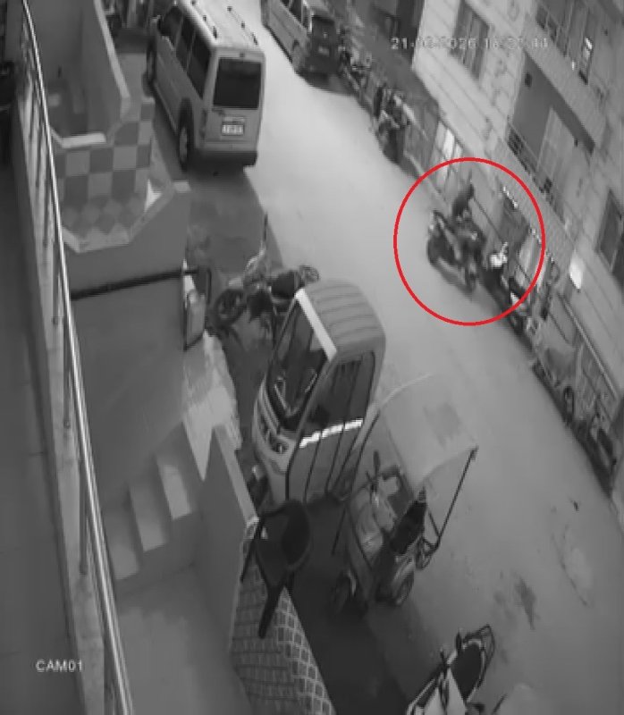 Elini kolunu sallayarak iftar saatinde motosiklet çalan şahıs kamerada