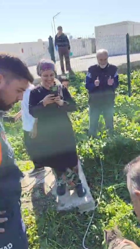 Atık su deposuna düşen kediyi kurtaran itfaiyeci, alkışlarla karşılandı