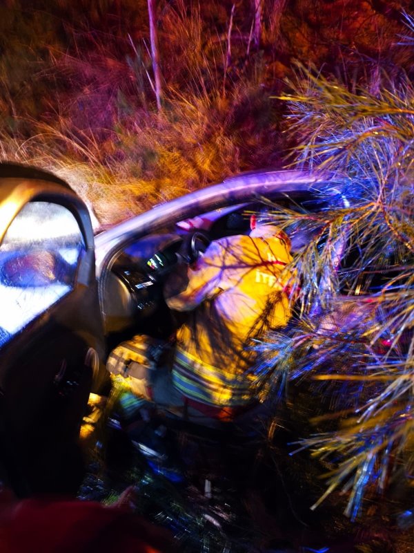 İskenderun’da trafik kazası: 1 yaralı (Fotoğraflı) Selahattin Çetin HATAY (İHA) - Hatay’da sürücüsünün kontrolünü kaybetmesiyle yol kenarına devrilen otomobilin sürücüsü yaralandı. Kaza; gece saatlerinde İskenderun ilçesi Şahin Tepesi mevkiinde meydana geldi. Sürücüsünün kontrolünü kaybetmesiyle otomobil yol kenarına devrildi. Kazada yaralanan sürücü, itfaiye ekiplerinin hızlı müdahalesiyle kısa sürede kurtarılarak sağlık ekiplerine teslim edildi. Yaralı sürücü olay yerindeki müdahalenin ardından hastanede tedavi altına alındı.