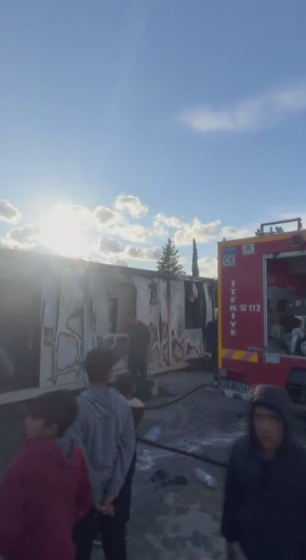 Alevlere teslim olan boş konteyner kullanılamaz hale geldi