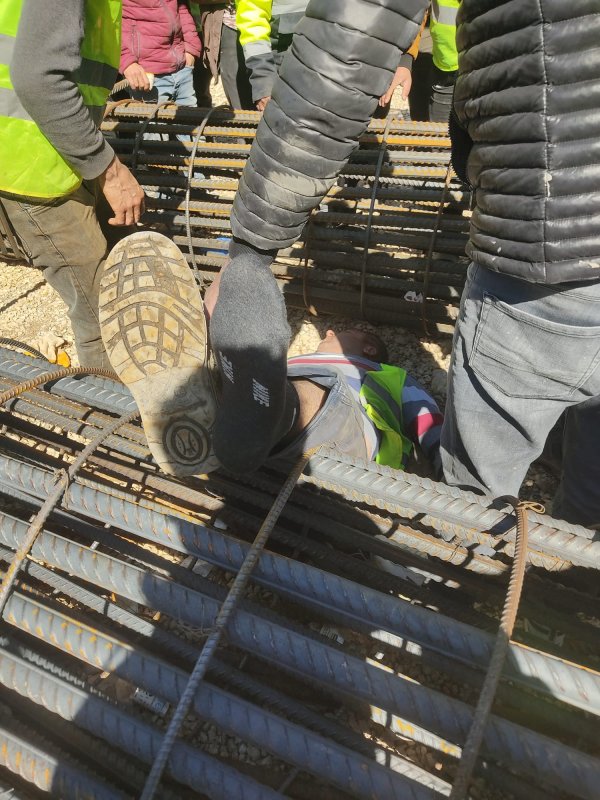 Vinçten düşen demir kolunun altında kalan işçi yaralandı