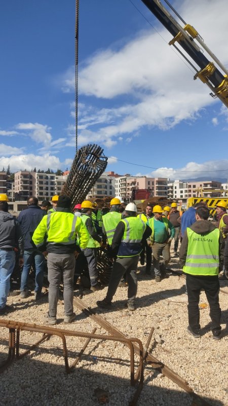 Vinçten düşen demir kolunun altında kalan işçi yaralandı