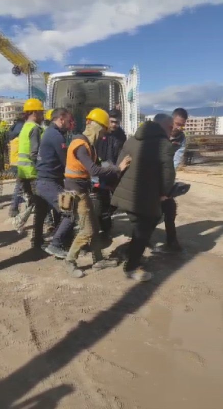 Vinçten düşen demir kolunun altında kalan işçi yaralandı