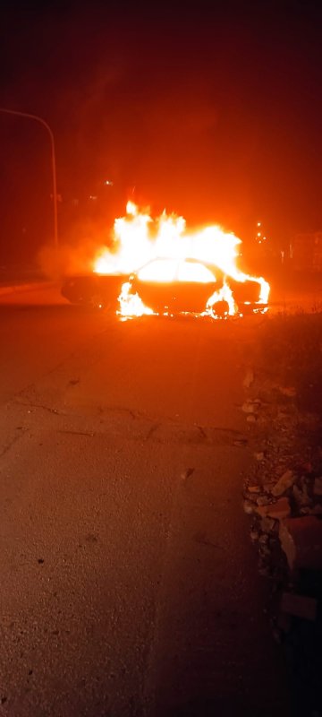 Hatay'da alevlere teslim olan otomobil kullanılamaz hale geldi