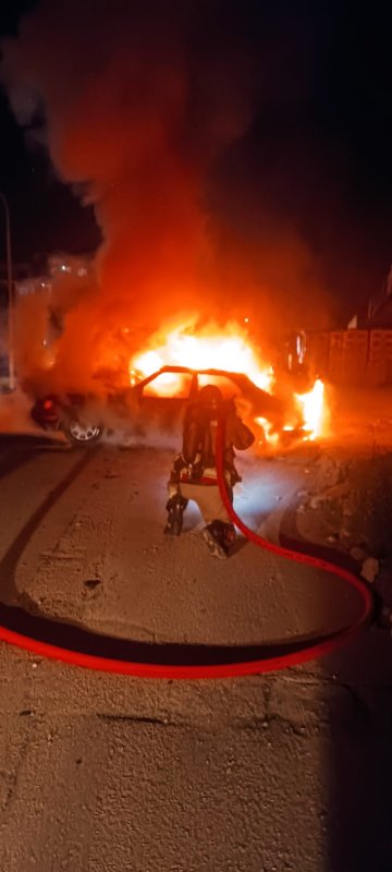 Hatay'da alevlere teslim olan otomobil kullanılamaz hale geldi