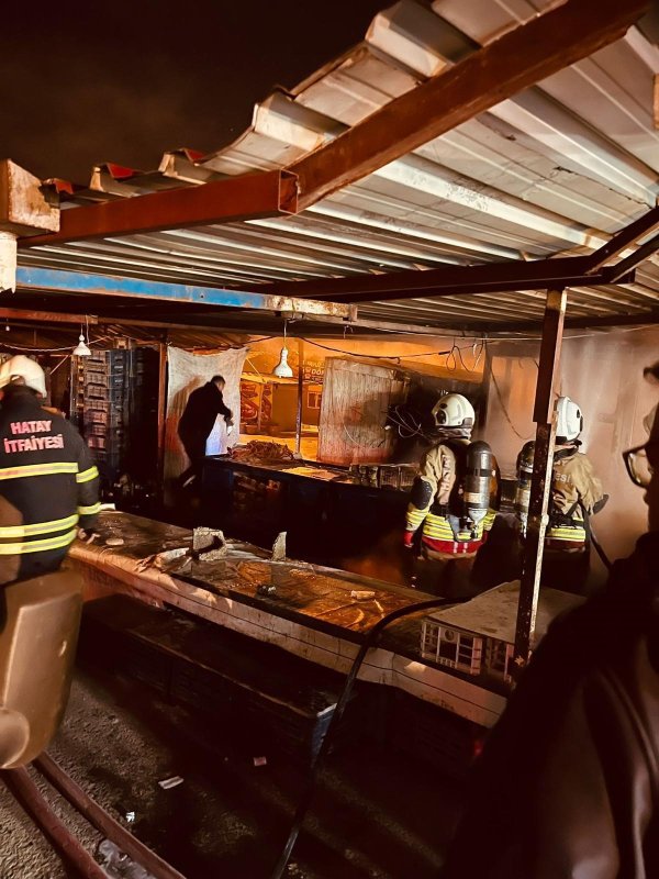 Antakya'da iş yeri alevlere teslim oldu