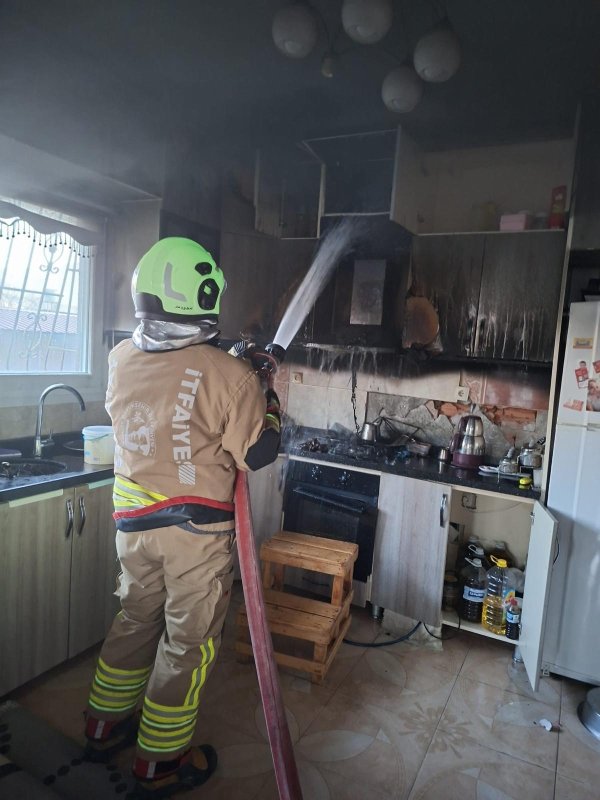 Samandağ'da evin mutfağında çıkan yangın korkuttu