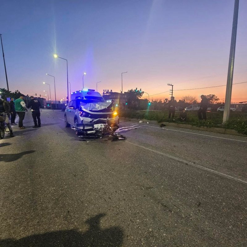 Otomobille çarpışan motosikletteki 2 kişi yaralandı