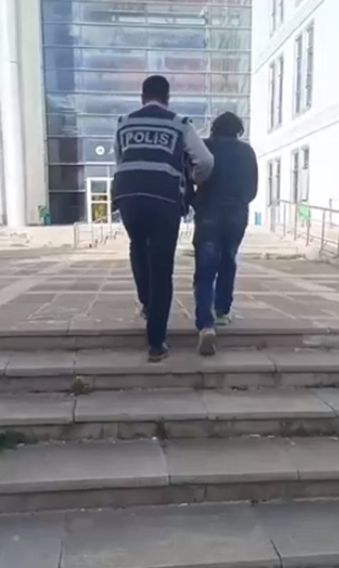 Hatay'da hapis cezaları nedeniyle aranan 3 kişi tutuklandı (Fotoğraflı) Necati İvgin HATAY (İHA) - Hatay'ın Defne, İskenderun ve Erzin ilçelerinde, aranan şahıslara yönelik gerçekleştirilen çalışmalarda 3 kişi yakalandı. Hapis cezaları bulunan şahıslar mahkemece tutuklandı. İl Emniyet Müdürlüğü ekiplerince yürütülen çalışmalar kapsamında; dolandırıcılık suçundan 4 yıl 2 ay hapis cezasıyla aranan S.Ç. İskenderun'da, basit yaralama suçundan 1 yıl 6 ay 22 gün kesinleşmiş hapis cezasıyla aranan H.Ç. Defne'de, 490 bin 730 Türk lirası sahte çek vererek dolandırıcılık yapmaktan 2 yıl 8 ay 25 gün hapis cezasıyla aranan Y. A. Erzin'de yakalanarak gözaltına alındı. Emniyetteki işlemlerinin ardından adli makamlara sevk edilen şahıslar mahkemece tutuklanarak ceza evine gönderildi.