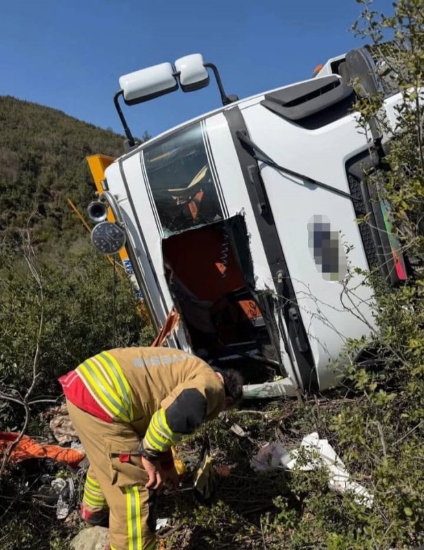 Uçuruma yuvarlanan hafriyat kamyonunun sürücüsü hayatını kaybetti