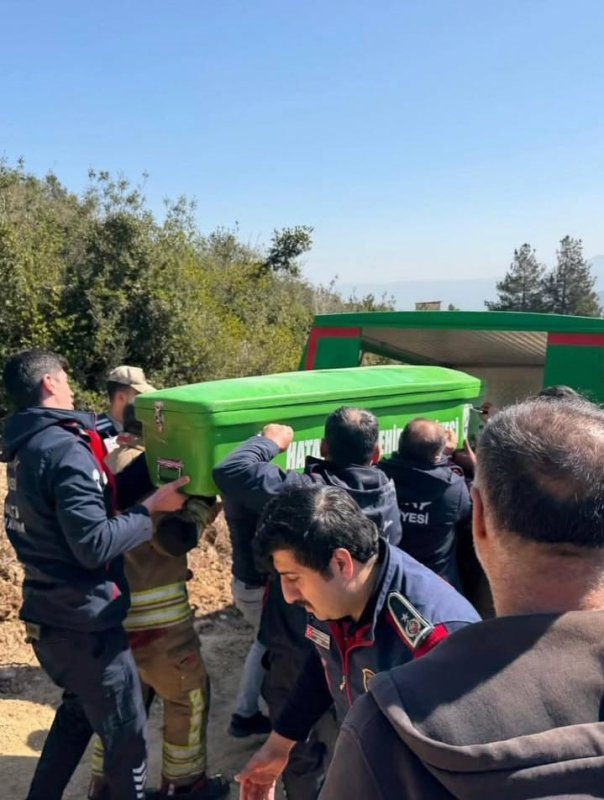 Uçuruma yuvarlanan hafriyat kamyonunun sürücüsü hayatını kaybetti