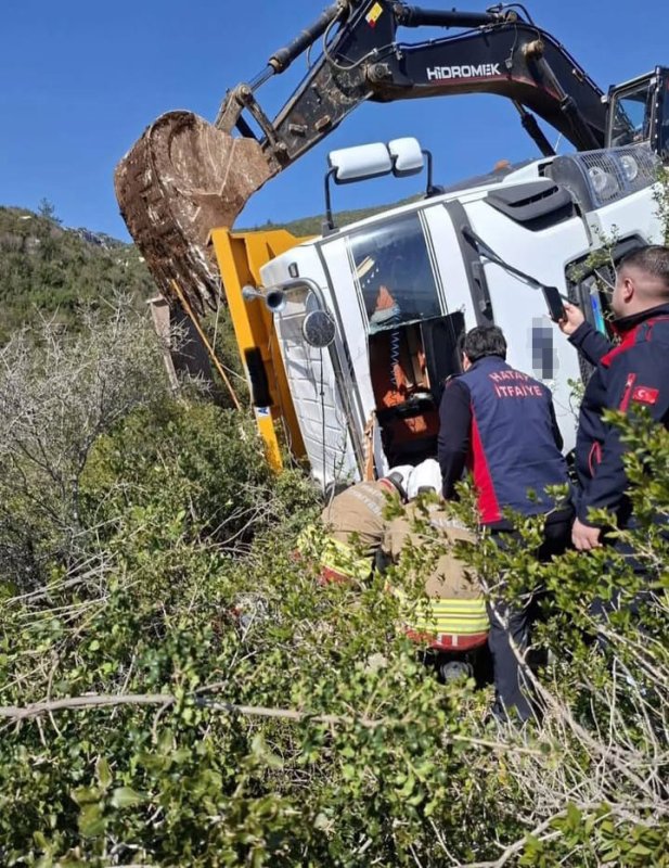 Uçuruma yuvarlanan hafriyat kamyonunun sürücüsü hayatını kaybetti