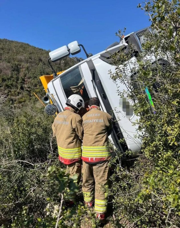 Uçuruma yuvarlanan hafriyat kamyonunun sürücüsü hayatını kaybetti