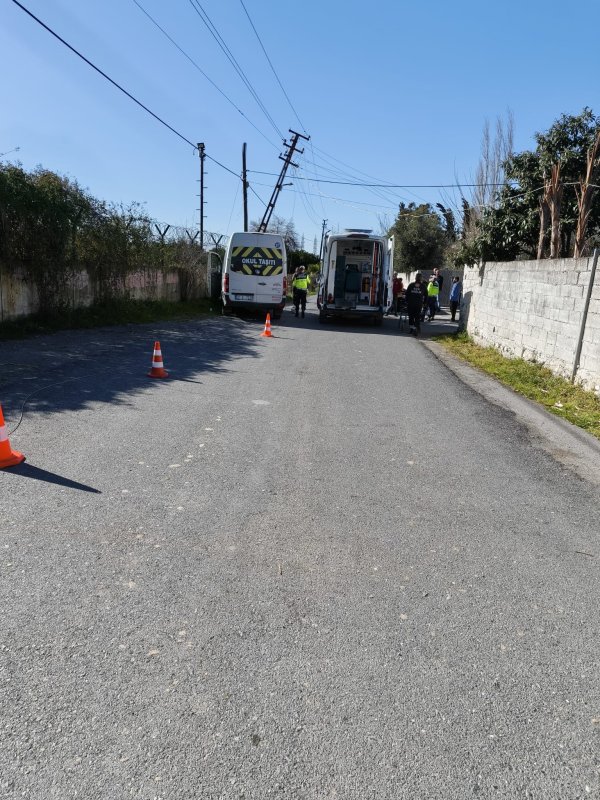 Dörtyol'da öğrenci servisi elektrik direğine çarptı: 4 yaralı