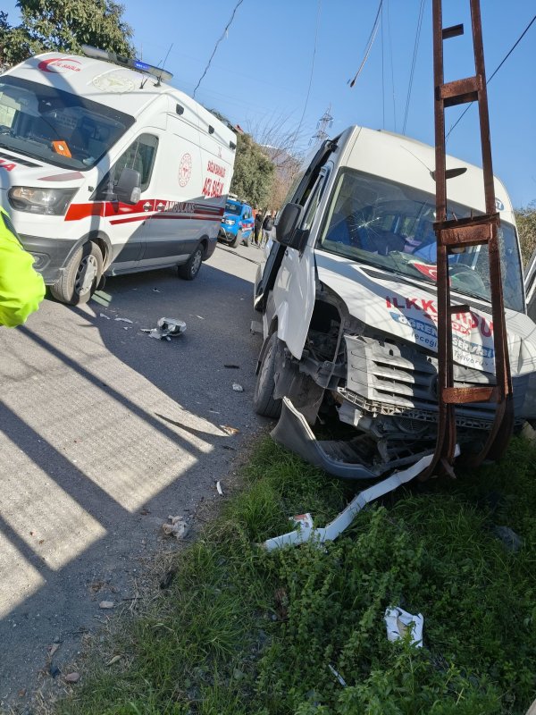 Dörtyol'da öğrenci servisi elektrik direğine çarptı: 4 yaralı