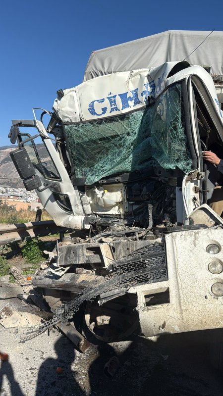 Hatay'da aynı istikametteki kamyonlar çarpıştı: 1 ölü