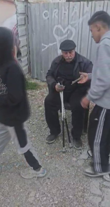 Dua etsinler yeter' diyen yaşlı adam emekli maaşını mahalleliye dağıtıyor