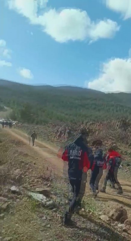 Evin penceresinden kaçarak sırra kadem basan gençten 19 gündür haber alınamıyor