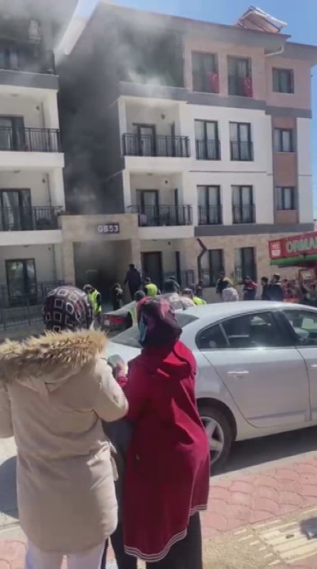 Prizden çıkan yangında apartman dairesinden alevler yükseldi (Fotoğraflı) Cemal Kılınç HATAY (İHA) - Hatay'da apartman dairesinde prizden kaynaklı çıkan yangın, itfaiye ekiplerince büyümeden söndürüldü. Edinilen bilgilere göre yangın, Antakya ilçesi Güldüren Mahallesi'ndeki bir apartman dairesinde çıktı. Evdeki elektrik prizinden başlayan yangını fark eden ev sakinleri durumu 112 Acil Çağrı Merkezi'ne bildirdi. İhbar üzerine olay yerine Hatay Büyükşehir Belediyesi itfaiye ekipleri sevk edildi. Kısa sürede bölgeye gelen itfaiye ekipleri, yangına müdahale ederek büyümeden söndürdü. Dairede zarar oluşurken ev sahibi Ahmet Demir, yangından dolayı ailesinden hiç kimseye bir şey olmadığını söyledi. "Yangından dolayı çok şükür ailemden hiç kimseye bir şey olmadı" Yangın esnasında bina sakinlerinin tahliye edildiğini ifade eden Ahmet Demir, "Sabah saatlerinde işe gitmek için hazırlanıyordum, ardından birkaç saat sonra eşim beni aradı. Evimin bir odasında yangın çıkmış. Yangın sebebi ise priz tarafından çıkmış ve 15 dakika boyunca yangın devam etti. Eşim ve çocuklarım hemen evden çıktılar. Binada yangını gören vatandaşlar ise hemen apartmandan çıkıp itfaiyeyi aradılar. Yangından dolayı çok şükür ailemden hiç kimseye bir şey olmadı" ifadelerini kullandı.