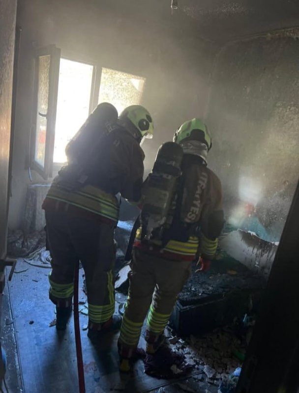 Prizden çıkan yangında apartman dairesinden alevler yükseldi (Fotoğraflı) Cemal Kılınç HATAY (İHA) - Hatay'da apartman dairesinde prizden kaynaklı çıkan yangın, itfaiye ekiplerince büyümeden söndürüldü. Edinilen bilgilere göre yangın, Antakya ilçesi Güldüren Mahallesi'ndeki bir apartman dairesinde çıktı. Evdeki elektrik prizinden başlayan yangını fark eden ev sakinleri durumu 112 Acil Çağrı Merkezi'ne bildirdi. İhbar üzerine olay yerine Hatay Büyükşehir Belediyesi itfaiye ekipleri sevk edildi. Kısa sürede bölgeye gelen itfaiye ekipleri, yangına müdahale ederek büyümeden söndürdü. Dairede zarar oluşurken ev sahibi Ahmet Demir, yangından dolayı ailesinden hiç kimseye bir şey olmadığını söyledi. "Yangından dolayı çok şükür ailemden hiç kimseye bir şey olmadı" Yangın esnasında bina sakinlerinin tahliye edildiğini ifade eden Ahmet Demir, "Sabah saatlerinde işe gitmek için hazırlanıyordum, ardından birkaç saat sonra eşim beni aradı. Evimin bir odasında yangın çıkmış. Yangın sebebi ise priz tarafından çıkmış ve 15 dakika boyunca yangın devam etti. Eşim ve çocuklarım hemen evden çıktılar. Binada yangını gören vatandaşlar ise hemen apartmandan çıkıp itfaiyeyi aradılar. Yangından dolayı çok şükür ailemden hiç kimseye bir şey olmadı" ifadelerini kullandı.