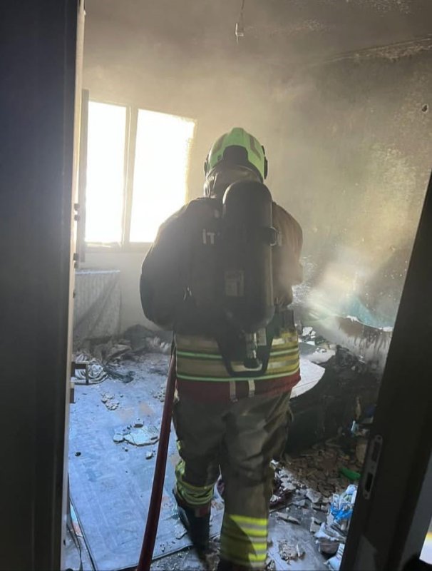 Prizden çıkan yangında apartman dairesinden alevler yükseldi (Fotoğraflı) Cemal Kılınç HATAY (İHA) - Hatay'da apartman dairesinde prizden kaynaklı çıkan yangın, itfaiye ekiplerince büyümeden söndürüldü. Edinilen bilgilere göre yangın, Antakya ilçesi Güldüren Mahallesi'ndeki bir apartman dairesinde çıktı. Evdeki elektrik prizinden başlayan yangını fark eden ev sakinleri durumu 112 Acil Çağrı Merkezi'ne bildirdi. İhbar üzerine olay yerine Hatay Büyükşehir Belediyesi itfaiye ekipleri sevk edildi. Kısa sürede bölgeye gelen itfaiye ekipleri, yangına müdahale ederek büyümeden söndürdü. Dairede zarar oluşurken ev sahibi Ahmet Demir, yangından dolayı ailesinden hiç kimseye bir şey olmadığını söyledi. "Yangından dolayı çok şükür ailemden hiç kimseye bir şey olmadı" Yangın esnasında bina sakinlerinin tahliye edildiğini ifade eden Ahmet Demir, "Sabah saatlerinde işe gitmek için hazırlanıyordum, ardından birkaç saat sonra eşim beni aradı. Evimin bir odasında yangın çıkmış. Yangın sebebi ise priz tarafından çıkmış ve 15 dakika boyunca yangın devam etti. Eşim ve çocuklarım hemen evden çıktılar. Binada yangını gören vatandaşlar ise hemen apartmandan çıkıp itfaiyeyi aradılar. Yangından dolayı çok şükür ailemden hiç kimseye bir şey olmadı" ifadelerini kullandı.